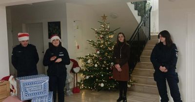 Niebiescy Mikołajowie z lipskiej komendy odwiedzili dzieci